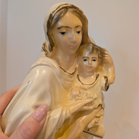 Vintage Chalkware Madonna And Child Ceam and Tan Religious Wall Plaque - Picture 3 of 7